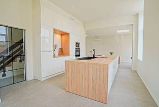 Wat als muren konden praten? Deze karaktervolle gezinswoning kent een rijke geschiedenis, is gebouwd als jongensschool maar was recent nog in...