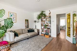 Gunstig gelegen, gerenoveerd 2 slaapkamer appartement met privatieve tuin!<br /><br />Dit appartement is gelegen op de tweede verdieping van het kleinschalig gebouw met lift.<br /><br />Het appartement beschikt over een ruime inkomhal die toegang geeft tot de verschillende ruimtes.  De leefruimte geniet dankzij de grote raampartijen van veel lichtinval. De volledig geïnstalleerde keuken is vooraan gelegen in het appartement. <br /><br />Het appartement is volledig voorzien van een prachtige parketvloer!<br /><br />Verder bevinden zich er nog 2 ruime slaapkamers. (14m² en 10m²)<br /><br />Er is ook nog een aparte toiletruimte en een gerenoveerde badkamer die voorzien is van een bad met douchefunctie, lavabo, handdoekwarmer en de aansluiting voor de wasmachine.  <br /><br />Tot slot is er nog een ruime berging waar ook elektriciteit is voorzien, ideaal voor een elektrische fiets!<br /><br />Achteraan op het gelijkvloers bevindt zich de tuin, waar je privatief gebruiksrecht over hebt!<br /><br />Pluspunten:<br /><br />+ Leuke locatie nabij winkels, scholen, openbaar vervoer, parken, zwembad, speeltuinen, belangrijke invalswegen, etc.<br />+ Zéér Gunstige EPC-score mede dankzij de hoogwaardige beglazing!<br />+ Dak en elektriciteit conform<br />+ Privatieve tuin<br />+ Veel lichtinval<br />+ Lift<br /><br />Heeft u interesse en wenst u graag een bezoek ter plaatse in te plannen? Surf naar www.vbvastgoed.be of bel ons op het nummer 03 337 50 70.