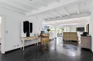 Charmante woning op een ruim perceel van 1273 m² en op een uitstekende locatie te Keerbergen. Bij binnenkomst betreedt u een lichtrijke leefruimte...