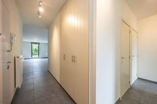 <p><span>Appartement de plain-pied prêt à emménager avec jardin</span></p><p><span> </span></p><p><span>* Agencement : hall d'entrée avec porte de sécurité et penderie encastrée, spacieux salon au sol carrelé de céramique, cuisine ouverte avec </span></p>