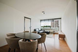 <p>Ligging</p>
<p>Dit aangename appartement geniet van een gunstige ligging nabij het centrum van Gent. Winkels, restaurants en openbaar vervoer bevinden zich in de nabije omgeving, waardoor u geniet van alle voordelen van het stadsleven. Dankzij de vlotte bereikbaarheid vormt dit appartement een ideale uitvalsbasis voor wie comfortabel en centraal wil wonen.</p>
<p>Indeling</p>
<p>Het appartement beschikt over een zeer lichtrijke leefruimte waar u dankzij het prachtige uitzicht op de stad heerlijk kunt ontspannen. Verder zijn er twee slaapkamers en een recent gerenoveerde badkamer met ligbad. De aparte keuken is volledig uitgerust met de nodige toestellen en beschikt over een praktische berging en rechtstreekse toegang tot het ruime terras. Daarnaast is er een private kelderberging aanwezig.</p>
<p>Troeven</p>
<p>Dit instapklare appartement combineert een aangename indeling met een ruim terras en een gunstige ligging nabij het centrum van Gent. Dankzij het EPC-label B geniet u bovendien van een energiezuinige woonst. Ideaal voor wie op zoek is naar een comfortabele eigen woning of een interessante investering.</p>
<p>Interesse? Meer info nodig? Aarzel niet en contacteer Arthur: 0473 90 90 94</p>
