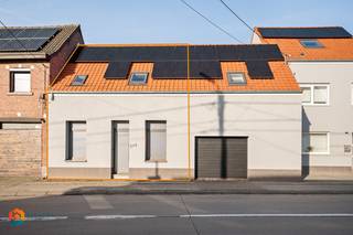 Op een uitstekende locatie te Sint-Katelijne-Waver bevindt zich deze instapklare woning met 3 slaapkamers. U bevindt zich hier vlakbij  winkels, scholen en het openbaar vervoer, alsook  heeft u een vlotte verbinding naar de belangrijkste invalswegen. <br /><br />We betreden de woning via de lichtrijke leefruimte, dewelke u kunt  inrichten met een gezellige zithoek en aparte eetplaats. Aangrenzend bevindt zich de keuken, dewelke voorzien is van de voornaamste toestellen. Verder beschikt u op het gelijkvloers over de badkamer uitgerust met inloopdouche en lavabo en een apart toilet. <br />Via de nachthal op de eerste verdieping bereikt u 1 grote en 2 kleinere slaapkamers. De kelder en zolder bieden overigens extra opslagruimte. Ten slotte beschikt over een achterliggende garage.<br />Op het terras kunt u steeds in alle rust en privacy genieten van het mooie weer. <br /><br />Dit is een uitstekende opportuniteit als u op zoek bent naar een instapklare woning te Sint-Katelijne-Waver. Contacteer ons voor meer informatie op 0479 13 63 69 of neem een kijkje op www.boonstravastgoed.be . <br /><br />Bijzonderheden:<br />- Garage<br />- 3 slaapkamers<br />- Uitstekende locatie