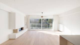 Rustig wonen met open zicht op het IJzerpark, op een boogscheut van de Dumortierlaan. In de Ieperstraat bevindt zich dit instapklare tweeslaapkamerappartement, dat in 2015 volledig werd hernieuwd en modern wooncomfort combineert met een verzorgde afwerking.<br /><br />De inkomhal leidt naar een lichtrijke leefruimte met open, volledig ingerichte keuken. De woonkamer heeft een mooie gevelbreedte en geeft uit op een zonnig terras waarop u kunt buiten eten. Aansluitend is er een ruime berging/wasplaats en een afzonderlijk gastentoilet. Beide volwaardige slaapkamers zijn voorzien van ingemaakte kasten en beschikken elk over een eigen douchekamer, wat het appartement bijzonder comfortabel maakt voor zowel vaste bewoning als pied-à-terre.<br /><br />Het zuidwestgericht terras geniet van aangename zon en een open, groen uitzicht op het park. Verder beschikt het appartement over een zeer ruime privatieve kelderberging. Mogelijkheid tot het huren van een garagebox op het gelijkvloers in dezelfde residentie. <br />EPC: A-klasse