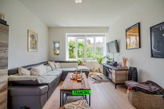 In een rustige straat met een groene omgeving bevindt zich dit leuke en verzorgde appartement op de eerste verdieping van een kleinschalige residentie. Hier woont u in alle rust, en toch op een boogscheut van winkels, openbaar vervoer en het centrum van Oostende.<br /><br />Indeling:<br /><br />Het appartement beschikt over een lichte leefruimte met een aangename indeling en kwaliteitsvolle afwerking. De open keuken sluit mooi aan en is uitgerust met de nodige toestellen.<br /><br />Verder zijn er twee volwaardige slaapkamers en een verzorgde badkamer. Alles werd mooi en smaakvol ingericht, met oog voor comfort en detail.<br /><br />Dit appartement is ideaal voor wie op zoek is naar een aangename woonst in een groene en rustige omgeving, met alle faciliteiten binnen handbereik.<br /><br />De huurprijs bedraagt 795€/maand zonder extra kosten. <br /><br />Plan vandaag nog uw bezoek en ontdek dit charmante appartement in Oostende!<br /><br />