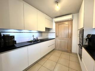 <strong>LIGGING , LIGGING, LIGGING !</strong><br />Beschikbaar vanaf <strong>1 juli 2026. </strong><br />Dit  instapklaar appartement op de markt van Izegem is gelegen op de derde verdieping.  Het lichtrijk appartement beschikt over 2 slaapkamers waarvan 1 met ingemaakte kast. De ruime living met eetkamer kijkt uit op de markt. Daarnaast bevindt zich de volledig uitgeruste keuken met aansluitend een praktische berging (voorzien voor wasmachine en droogkast). De badkamer beschikt over een wastafel en een inloopdouche. Een gastentoilet bevindt zich in de inkomhal. <br />In de kelderverdieping  is er een bering en een garage/staanplaats voorzien.<br /><strong>Nog niet overtuigd?</strong><br />- LAAG EPC<br />- Verwarming op gas<br />- AIRCO aanwezig<br />- Terras aanwezig (via slaapkamer achteraan)<br />- Videofonie<br /><strong>Prijs 725€/maand (staanplaats en syndic inbegrepen) </strong><br />Went u graag een bezoekje: www.immo-casa.be