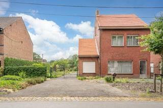 Deze woning, vermoedelijk gebouwd rond 1953, verkeert in een goede staat van onderhoud en heeft door de jaren heen diverse uitbreidingen...