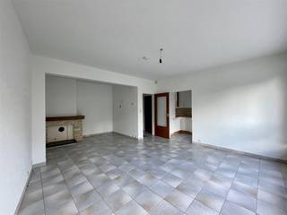 Gezellig appartement te huur in het hartje van Halle, met alles binnen handbereik!<br />Het appartement biedt: een open leefruimte dat aansluit aan de geïnstalleerde keuken, 2 slaapkamers met toegang tot het terras achteraan, een badkamer uitgerust met bad en lavabo en aansluitingen voor zowel een wasmachine als een droogkast en een apart toilet. Geniet van de buitenlucht met 2 terrassen! <br />Het appartement heeft een ideale ligging, gelegen in het bruisende stadscentrum van Halle, met winkels, restaurants, en openbaar vervoer op wandelafstand.<br /><br />Dit appartement biedt alles wat je nodig hebt voor comfortabel en stedelijk wonen. Voor meer informatie of om een bezichtiging in te plannen, neem contact met ons op 02/356.61.60 of info@destryker.be!<br />