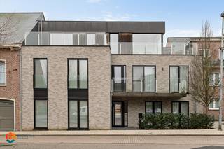 Op een uitstekende locatie in het centrum van Beerzel bevindt zich deze moderne penthouse met twee ruime slaapkamers en 4 terrassen. Elk terras...