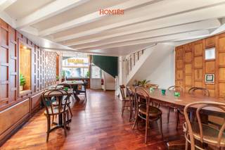 Gelegen in het historisch centrum van stad Leuven stellen wij jullie met plezier deze ruime, op te frissen handelsruimte voor. Deze commerciële ruimte omvat de gelijkvloerse verdieping met mezzanine zitgedeelte en een gezellige tuin achteraan. De ruimte heeft een totale oppervlakte van 150 vierkante meter.  Door de dagelijkse passage in de Brusselsestraat is dit tevens een gedroomde locatie om uw zaak uit te bouwen. De huurprijs van het geheel bedraagt €2500/maand. Nutsvoorzieningen en onroerende voorheffing zijn ten laste van de huurder. Onmiddellijk beschikbaar! Wenst u uw vastgoed te verkopen of te verhuren? Twijfel niet ons te contacteren, wij schatten uw pand geheel kosteloos en vrijblijvend en geven u daarbij oprecht advies op maat! HOMIÉS, an Eye for Immo! Contacteer ons dan zeker voor wat meer informatie en/of een bezoek op 016/22.82.22 of info@homies.be