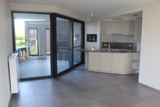 Deze volledig ingerichte en recente energiezuinige nieuwbouw rijwoning (2017) beschikt over 3 slaapkamers, 2 badkamers , ruime garage en 3 terrassen. Op de benedenverdieping is er een slaapkamer met eigen badkamer, die gebruikt kan worden als gastenverblijf of bureel. Deze badkamer heeft een inloopdouche en een wasbekken met spiegelkast. Op dit niveau kun je de traphal, een toilet en een ruime garage met wasgelegenheid terugvinden.<br />Op de eerste verdieping bevindt zich een ruime leefruimte met een open, volledig geïnstalleerde keuken en twee terrassen (voor en achterkant).<br />De tweede verdieping bevat 2 slaapkamers waarvan een met een terras vooraan, badkamer met inloopdouche en 2 wasbekkens, spiegelkast en een toilet. Verder nog een technische ruimte voor de verwarming en verluchtingsmodule.<br />De trappen zijn van donkergrijze natuursteen gemaakt . De toiletten worden gespoeld met regenwater vanuit een put met automatisch vulsysteem. De rioleringen zijn gescheiden. Waterontharder aanwezig en 11 zonnepanelen vullen het comfort verder aan.<br />De ligging is centraal gelegen in Herent en winkels, bushalte en school bevinden zich op wandelafstand.<br />De woning is vrij van gebruik en beschikbaar na ondertekening van de akte.