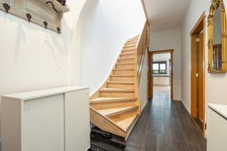 <p>Op zoek naar een ruime gezinswoning of een interessante investeringsopportuniteit in het hart van Mortsel? Ontdek deze gesloten bebouwing op een toplocatie, op wandelafstand van het centrum, scholen, winkels en openbaar vervoer. Ook de invalswegen naar Antwerpen en omliggende gemeenten zijn vlot bereikbaar.</p><p>De woning beschikt momenteel over drie volwaardige slaapkamers, maar dankzij de ingerichte leefkelder is er potentieel voor 4 à 5 slaapkamers of extra leefruimte, ideaal voor grotere gezinnen, een hobbyruimte of thuiswerkplek.</p><p>De leefruimte en keuken bieden voldoende plaats voor gezellige momenten met het gezin, en de woning geniet van veel lichtinval.</p><p>Momenteel is de woning verhuurd en levert ze een stabiele opbrengst van €1.500 per maand, wat dit pand ook voor investeerders bijzonder interessant maakt.</p><p><strong>Troeven:</strong></p><ul><li>3 slaapkamers met mogelijkheid tot 4 à 5 dankzij de leefkelder</li><li>Gelegen op toplocatie in Mortsel, nabij centrum, scholen en winkels</li><li>Goede verbinding met openbaar vervoer en invalswegen</li><li>Instapklare gezinswoning of ideale investering</li><li>Huidige huurinkomsten: ca. €1.500/maand</li><li>Rustige, aangename, grote tuin</li></ul><p><strong>Of je nu op zoek bent naar een ruime gezinswoning of een rendabele investering, deze woning in Mortsel biedt beide mogelijkheden. Contacteer ons vandaag voor meer informatie of een bezoek!</strong></p>