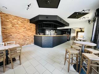 Rekkem: Handelspand met woonst + garage te koopDit veelzijdige handelspand, momenteel ingericht als café, biedt een unieke kans om uw eigen zaak te...