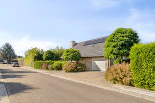 Een ruime, energiezuinige en instapklare woning ...<br /><br />We komen de bekende Bloementjeswijk binnen en merken meteen dat dit een uiterst rustige residentiële buurt is. <br />Via de mooie voortuin komen we de woning binnen via de hal met apart gastentoilet. De glazen deur brengt ons in de ruime en lichtrijke leefruimte. Vooraan vinden we de leuke zithoek en achteraan de eetkamer met zicht op de grote tuin. Aansluitend is er de gerieflijke open keuken met een ontbijthoek. Een handige berging grenst aan de keuken. <br />De inpandige garage is zeer ruim en beschikt over een elektrische poort. <br />De eerste verdieping beschikt over een lichtrijke nachthal, 3 volwaardige slaapkamers, een technische berging en een ruime badkamer met dubbel lavabomeubel, ligbad en douche. Het toilet is apart. <br />De verzorgde tuin heeft een ideale westoriëntatie en beschikt over een ruim terras en buitendouche. De tuin is volledig volgroeid, waardoor het er genieten is in alle rust en privacy! <br /><br />Deze uiterst goed onderhouden woning werd pas voorzien van een nieuwe CV ketel (condensatieketel op gas) en een warmtepompboiler. Er zijn ook 12 zonnepanelen en een thuisbatterij. Dit alles zorgt voor een zeer goed EPC (label B), waardoor er geen renovatieplicht is. <br />Ook de elektrische installatie is conform gekeurd en de woning is asbestveilig. <br /><br />Een instapklare woning met een zeer goede ligging die klaar is voor de toekomst!