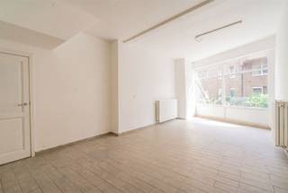 <p>Interessante renovatie- en investeringsopportuniteit in Antwerpen-Noord.<br />In de Kerkstraat 173 bevindt zich deze te renoveren opbrengsteigendom, momenteel ingericht als een ruim handelspand op het gelijkvloers met 3 afzonderlijke studio’s.</p><p><strong><u>Huidige indeling</u></strong><br />Handelsgelijkvloers: ca. 110 m²<br />Studio 1: ca. 33 m²<br />Studio 2: ca. 33 m²<br />Studio 3: ca. 22 m²</p><p>Een belangrijke troef voor verhuur of verdere ontwikkeling is dat het gebouw reeds beschikt over 4 afzonderlijke meters voor gas, elektriciteit én water.</p><p><strong>Renovatieproject met potentieel</strong><br />Het pand dient gerenoveerd te worden en biedt daardoor interessante mogelijkheden voor investeerders, ontwikkelaars of kopers die het geheel naar eigen inzicht willen herinrichten. Belangrijk: de huidige feitelijke toestand wijkt af van de laatst gekende vergunde/plannen-toestand. Volgens de laatst gekende plannen bestaat het pand uit 2 appartementen en een handelsruimte, terwijl het gebouw feitelijk is ingericht als 3 studio’s en een handelsruimte.<br />De koper wordt geadviseerd om zich voorafgaand aan aankoop te informeren bij de bevoegde stadsdiensten over de stedenbouwkundige toestand en eventuele mogelijkheden tot regularisatie of herontwikkeling.</p><p><strong>Troeven</strong><br />- Handelspand van ca. 110 m²<br />- 3 bestaande studio’s van ca. 33 m², 33 m² en 22 m²<br />- 4 afzonderlijke meters voor gas, elektriciteit en water<br />- Interessant als opbrengsteigendom / renovatieproject<br />- Gelegen in 2060 Antwerpen, nabij Antwerpen-Centraal en het stadscentrum</p><p>Een eigendom met potentieel voor wie op zoek is naar een renovatieproject met combinatie van handel en residentiële verhuur.</p><p>Interesse? Neem contact op voor meer informatie of een bezichtiging: <strong>info@markasa.be </strong>of <strong>03/827.72.92</strong></p>