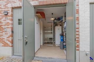 Welkom in Terhagen! <br /><br />Deze moderne en instapklare woning, gebouwd in 2020 maakt deel uit van de nieuwe woonwijk Klinkaert, die gerealiseerd werd op de gronden van de voormalige steenbakkerij Heylen. De omgeving biedt een aangename combinatie van rust, groen en hedendaags wonen, terwijl u dankzij de gunstige ligging geniet van een vlotte verbinding met zowel de E19 als de A12.<br /><br />De woning beschikt over drie slaapkamers en twee badkamers. Daarnaast kan de zolderverdieping van 38m² naar eigen smaak verder worden afgewerkt als master bedroom, bureau of hobbyruimte.<br /><br />Ook op het vlak van energie en comfort heeft deze woning heel wat te bieden. Dankzij de 10 zonnepanelen en de lucht-waterwarmtepomp beschikt de woning over een EPC-label A. Op zowel de eerste als de tweede verdieping is er bovendien overal vloerverwarming aanwezig, wat zorgt voor een aangename en gelijkmatige warmteverdeling. De woning is voorzien van houten ramen met dubbele beglazing, die bijdragen aan zowel het wooncomfort als de energiezuinigheid.<br /><br />Ook buiten is het aangenaam vertoeven. De woning beschikt over een tuin met uitzicht op het omliggende groen, waar u in alle rust kunt genieten. <br />Een achteruitweg langs de tuin en een parkeerplaats op de oprit zorgt bovendien voor extra comfort.<br /><br />Interesse gewekt? Contacteer ons kantoor via info@hiro.be of 03 230 00 14!