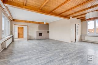<p>Dit appartement van circa 120 m² biedt een interessante renovatie-opportuniteit in Kessel en is zowel geschikt voor eigen bewoning als voor investering binnen een ruimer project.<br /><br />Via de aparte inkom betreden we de traphal, die toegang verleent tot het appartement. Het appartement beschikt over twee volwaardige slaapkamers van respectievelijk 18,5 m² en 16 m². De badkamer is uitgerust met een douche, toilet en wasmeubel. Verder beschikt het appartement over een zeer ruime en open leefruimte van ca. 55 m², die tal van indelingsmogelijkheden biedt. Deze leefruimte geeft rechtstreekse toegang tot de keuken, die op haar beurt uitgeeft op de veranda van ca. 8 m² en het ruime terras van maar liefst 29 m². Tot slot beschikt het appartement nog over een ruime zolder die over de volledige breedte van het gebouw strekt.<br /><br />Dit appartement maakt deel uit van een ruimer project met o.a. bestaande magazijnen en appartementen. Het pand kan zowel individueel, als in combinatie met andere onderdelen van het project aangekocht worden.<br /><br />Voor meer informatie kunt u contact opnemen met ons kantoor.<br /><br />Extra:<br />- Extra zolderruimte van 120 m² (kan afgewerkt worden tot bruikbare ruimte)<br />- 2 staanplaatsen aan te kopen à € 40.000,00 (verplicht)<br />- EPC: 407 kWh/m² (E-score -> renovatieverplichting!)<br />- Niet gelegen in mogelijks of overstromingsgevoelig gebied, niet gelegen in afgebakend overstromingsgebied of afgebakende oeverzone, niet gelegen in risicozone overstromingen (P-score C, G-score B).<br />- Gebied voor ambachtelijke bedrijven en de gebieden voor kleine en middelgrote ondernemingen, Vkr Vlaamse Waterweg, Gmo, stedenbouwkundige informatie in aanvraag. </p><p>- Niet opgenomen in maatregelenregister<br /><br /><br /><br />Voor meer info ga naar www.coenenvastgoed.be of bel 03/375.82.92</p>