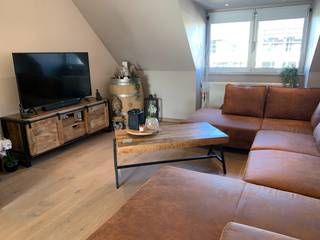 We komen binnen op de benedenverdieping van de triplex (vloeren in kurk) met ruime, open hal, gasttoilet en bergruimte met aansluiting voor...