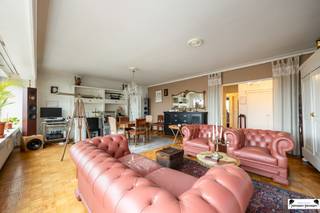 <h3><span>Ruim en lichtrijk appartement van 126 m² met terras in het hart van Borgerhout</span></h3><p><span>Op de </span><span>5de verdieping</span><span> van een goed onderhouden gebouw in </span><span>Borgerhout</span><span> bevindt zich dit uitzonderlijk </span><span>ruime en lichtrijke appartement</span><span> met een bewoonbare oppervlakte van maar liefst </span><span>126 m²</span><span>.</span></p><p><span>Bij het binnenkomen valt meteen de </span><span>grote leefruimte</span><span> op, afgewerkt met een </span><span>mooie parketvloer</span><span> en badend in het natuurlijke licht dankzij de grote raampartijen. Aansluitend vind je de </span><span>volledig ingerichte keuken</span><span>. Het appartement beschikt over </span><span>twee zeer ruime slaapkamers</span><span> van respectievelijk </span><span>ca. 16 m²</span><span> en </span><span>ca. 18 m²</span><span>, wat voldoende plaats biedt voor een groot bed, kasten en zelfs een bureau.</span></p><p><span>De </span><span>badkamer</span><span> is ruim en voorzien van een </span><span>douche</span><span> en </span><span>dubbele wastafel</span><span>, waardoor comfort en gebruiksgemak centraal staan.</span></p><p><span>Aan de </span><span>achterzijde van het gebouw</span><span> bevindt zich een </span><span>aangenaam terras</span><span>, waar je in alle rust kunt genieten.</span></p><p><span>Tot slot beschikt het appartement over een </span><span>privatieve kelderberging</span><span> handig voor extra opslagruimte.</span></p><p><span>Troeven op een rij:</span></p><ul><li><span>126 m² bewoonbare oppervlakte</span></li><li><span>2 zeer ruime slaapkamers (mogelijk 3 slaapkamers)</span></li><li><span>Energiezuinig: EPC-label B</span></li><li><span>Lichtrijke leefruimte met parketvloer</span></li><li><span>Ingerichte keuken</span></li><li><span>Ruime badkamer met douche en dubbele wastafel</span></li><li><span>Rustig terras aan de achterzijde</span></li><li><span>Privatieve kelderberging</span></li></ul><p><span> </span></p>