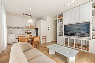 <p>Modern 2-slaapkamerappartement in de populaire Regattawijk op Linkeroever, Antwerpen.</p>

<p> </p>

<p>Dit nieuwbouwappartement (bouwjaar 2024) biedt een lichtrijke woonkamer die via grote raampartijen rechtstreeks aansluit op een prachtig terras. Hier geniet u van een aangename binnen-buitenbeleving met zon, rust en privacy. Gelegen in de gegeerde Regattawijk combineert u een groene, rustige omgeving met uitstekende bereikbaarheid naar het stadscentrum en omliggende voorzieningen. </p>

<p> </p>

<p>Belangrijkste ruimtes:<br />• Lichtrijke woonkamer met directe toegang tot het ruime terras<br />• Moderne keuken met inductiekookplaat, dampkap, oven, microgolfoven<br />• Twee comfortabele slaapkamers<br />• Badkamer met douche en enkel spoelbak<br />• Berging met aansluiting voor wasmachine en droogkast<br />• Apart toilet met handenwasser<br />• Binnenstaanplaats met laadpaal afzonderlijk aan te kopen (€30.000).</p>

<p> </p>

<p>Troeven:<br />• Prachtig terras verbonden met de woonkamer voor optimale binnen-buitenbeleving<br />• Rustige, groene ligging in de Regattawijk met uitstekende bereikbaarheid<br />• Nieuwbouwappartement met autostaanplaats en laadpaal</p>

<p> </p>

<p>Neem vandaag nog contact op met uw ERA-makelaar voor een bezoek.</p>

<p> </p>

<p>JOUW DROOMAPPARTEMENT. ZO GEVONDEN!</p>