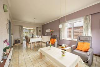 <p><span>Gelegen in een zeer rustige en aangename woonwijk in Wespelaar, vinden we deze instapklare gezinswoning met 4 slaapkamers en een zeer goed onderhouden tuin!</span></p><p><span> </span></p><p><span>Via de inkomhal, voorzien van een gastentoilet en handige bergruimte onder de trap, komen we in de leefruimte met zithoek en eetplaats. Aansluitend bevindt zich de volledig vernieuwde keuken, uitgerust met ingebouwde microgolfoven, oven, kookplaat, vaatwasser, koelkast, dubbele spoelbak, ingebouwde eettafel en kastruimte. Achteraan biedt de leefveranda een mooi zicht op de tuin en vormt het een ideale uitbreiding van de leefruimte. Verder beschikt de woning over een inpandige garage, ideaal als parkeerplaats of extra bergruimte. </span></p><p><span> </span></p><p><span>Op de eerst verdieping bevinden zich vier slaapkamers, allemaal voorzien van een laminaatvloer en een badkamer met bad-douchecombinatie, tweede toilet en wastafel. De zolderruimte, bereikbaar via een luik, biedt bijkomende stockage.</span></p><p><span> </span></p><p><span>De groene en uitstekend onderhouden tuin is een absolute troef en beschikt over een aangelegd terras, pergola, tuinhuis en serre en is bovendien volledig omheind. Verder is er ook nog een extra garagebox aanwezig.</span></p><p><span> </span></p><p><span>Kortom een ideale woning voor wie op zoek is naar rust, comfort en een heerlijke tuin om van te genieten. De woning zal beschikbaar zijn uiterlijk september 2027</span><span>.</span></p><p><span> </span></p><p><span>Interesse? Contacteer ons via 016 15 31 15 of info@immolivit.be</span></p>