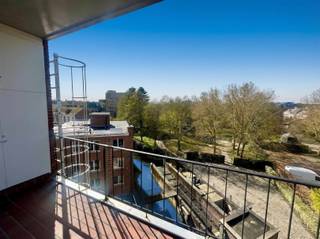 <p><span>Deze gezellige en instapklare flat is uitstekend gelegen in de Schapenstraat, een rustige maar centrale ligging binnen de ring van Leuven, op wandelafstand van winkels, universiteiten en openbaar vervoer en nabij het Groot Begijnhof. De flat heeft een bewoonbare oppervlakte van ca. 37 m² en bevindt zich op de vierde verdieping van een goed onderhouden residentie, wat zorgt voor rust, privacy en een aangename lichtinval. Ze omvat een inkomhal, een lichtrijke leef- en slaapruimte, een praktisch keukentje en een badkamer met douche en toilet. Dankzij de efficiënte indeling is dit een comfortabele en aangename woonplek. Een extra troef is het mooie terras, waar het heerlijk vertoeven is. Daarnaast is er een gemeenschappelijke fietsenstalling aanwezig in het gebouw. De provisie voor de gemeenschappelijke kosten bedraagt 75 per maand, inclusief voorschot voor verwarming en water. Onmiddellijk beschikbaar. Ideaal voor wie op zoek is naar een rustig gelegen studio in het hart van Leuven.</span></p>