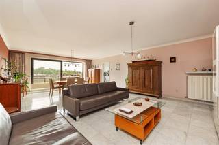 <p><span> </span></p><p><span>Vivre entre trois parcs, avec la ville et le calme à portée de main ? C'est ce qui se passe ici, dans cette résidence des années 90 bien entretenue à Deurne-Zuid. Cet appartement spacieux (+/- 140m²) situé au quatrième étage combine un énorme espace de vie, quatre chambres à coucher, deux terrasses et une belle vue dégagée sur la verdure.’Le garage box obligatoire (€35.0000,00) est particulièrement fonctionnel avec ses 25m², l'EPC favorable et la situation privilégiée près du Boekenbergpark ne sont qu'un bonus.</span></p><p><span> </span></p><p><span>Lumière, espace &amp; vues</span></p><p><span>L'ascenseur vous conduit au quatrième étage de l'immeuble, où vous pénétrez dans un vaste hall d'entrée carrelé de marbre, avec des vestiaires pratiques et une porte de sécurité. Le hall constitue le cœur de l'appartement et donne accès à toutes les pièces. L'ouverture est immédiatement apparente, tout comme l'abondance de lumière qui pénètre magnifiquement dans l'ensemble de l'appartement.</span></p><p><span>À l'avant se trouve l'impressionnant espace de vie de pas moins de 50 m², doté d'un élégant sol en marbre et de grandes fenêtres coulissantes mur à mur. Grâce à l'orientation sud, vous pouvez profiter de la lumière naturelle et d'une vue magnifique sur la verdure environnante tout au long de la journée. Il y a suffisamment de place pour un grand coin salon, un bureau et une généreuse table à manger. Par la fenêtre coulissante, vous accédez à la terrasse ensoleillée, où vous pouvez vous asseoir en toute tranquillité et avec un peu d'intimité.</span></p><p><span>À côté se trouve la cuisine bien entretenue, avec un plan de travail en granit, des placards blancs sans poignées et beaucoup d'espace de rangement. Elle est équipée d'une plaque de cuisson au gaz, d'une hotte aspirante, d'un double évier en acier inoxydable, d'un lave-vaisselle et d'un four à convection. Adjacente à la cuisine, une buanderie/rangement pratique est équipée d'un lave-linge et d'un sèche-linge.</span></p><p><span> </span></p><p><span>Quatre chambres à coucher &amp; deux terrasses</span></p><p><span>Les quatre chambres à coucher sont situées à l'arrière de l'appartement, au calme. La chambre principale de 20 m² peut accueillir un grand lit double et une grande armoire, tandis que les autres chambres peuvent parfaitement servir de chambre d'enfant, de chambre d'amis, de bureau ou de salle de loisirs. L'une des chambres est actuellement meublée d'un bureau encastré, idéal pour les devoirs ou l'étude des enfants.</span></p><p><span>Les chambres s'ouvrent sur la deuxième terrasse, orientée au nord, d'où l'on aperçoit la cime des arbres et le Rivierenhof au loin. Grâce à l'impasse située à l'arrière, vous bénéficiez ici d'une tranquillité accrue.</span></p><p><span>La salle de bains est spacieuse et bien entretenue, avec une baignoire avec pare-douche, un double lavabo avec des armoires de toilette et un WC. Il y a également des toilettes séparées pour les invités dans le hall d'entrée.</span></p><p><span> </span></p><p><span>Une vie verte à proximité de la ville</span></p><p><span>Vous vivez ici dans un quartier recherché de Deurne-Sud, entièrement développé et entouré de verdure. Le Rivierenhof, le Te Boelaer Park et le Boekenberg Park sont tous proches, idéaux pour se promener, faire du sport ou se détendre. Le café Exter est également accessible à pied. Les supermarchés, les magasins, les écoles et les transports publics sont tous à proximité immédiate. De plus, grâce à la proximité du Ring et du Singel, vous pouvez entrer et sortir de la ville en un rien de temps.</span></p><p><span> </span></p><p><span>Avantages</span></p><p><span>4 chambres à coucher ; énorme espace de vie (50 m²) ; 2 terrasses ; garage box spacieux et cave avec électricité à proximité de l'ascenseur ; porte de sécurité ; vidéophone ; volets roulants ; résidence bien entretenue ; conforme à l'ascenseur ; conforme à la toiture ; EPC favorable ; exempt d'amiante ;</span></p><p><span> </span></p>
