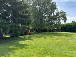 <p><strong>Century21Immonero stelt voor:</strong></p><p>Absolute topligging, in een rustige en residentiële omgeving, op wandelafstand van treinstation, Zoniënwoud en park van Solvay, vindt u deze bouwgrond voor een 3 gevelwoning op een mooi vlak terrein van 7A00ca met 11m gevelbreedte.</p><p>Er kan een woning van 7x15 m opgericht worden. Op sommige plaatsen kunnen er zich nog resten van funderingen van serres in de ondergrond bevinden. Geen bouwverplichting.</p>