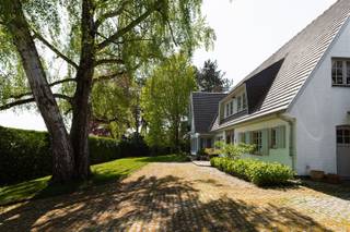 <p>Langs de Astridlaan te Geraardsbergen bevindt zich deze stijlvolle open bebouwing met een verfijnde uitstraling, royale ruimtes en prachtige buitenruimte.</p><p>Via de ruime inkomhal met apart gastentoilet betreedt u de woning. De lichtrijke leefruimte vormt samen met de sfeervolle orangerie een bijzonder aangename leefomgeving waar gezelligheid en elegantie centraal staan.<br />Aansluitend bevindt zich een bureauruimte, ideaal voor thuiswerk.</p><p>De keukenberging biedt een naadloze overgang naar de keuken met eetkamer en geeft eveneens toegang tot de kelder.<br />Verder beschikt het gelijkvloers over een praktische wasplaats en een inpandige garage.<br />Op de eerste verdieping bevinden zich vier volwaardige slaapkamers, waarvan één momenteel is ingericht als dressing. Daarnaast is er ook een verzorgde badkamer aanwezig.<br />De tweede verdieping biedt nog een extra slaapkamer en een zolderruimte, ideaal als bergruimte of om verder in te richten naar eigen wensen.</p><p>Dankzij zijn bestemming en uitstekende ligging vormt dit pand eveneens een ideale uitvalsbasis voor wie wonen wenst te combineren met een professionele activiteit. <br />Zo zijn onder meer kantoorfuncties, vrije beroepen zoals een dokter- of tandartspraktijk, lokale ambachtelijke activiteiten en commerciële diensten zonder directe verkoop (IT-dienst, marketingbureau,...) mogelijk.</p><p>Benieuwd naar wat deze woning u nog meer te bieden heeft? Contacteer ons voor meer informatie of voor een bezoek ter plaatse. Tot snel!</p>