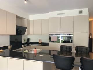 Dit volledig afgewerkt en instapklaar tweeslaapkamer-appartement is gelegen op de gelijkvloerse verdieping van een kleinschalige residentie...