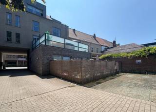 TE KOOP: Ruim en energiezuinig appartement met zonnig terras & ondergrondse autostaanplaats in het hart van Ronse (Hoogstraat 37)<br /><br />Ontdek dit recent en instapklaar appartement (bj. 2014), rustig gelegen in het centrum van Ronse, op wandelafstand van winkels, scholen en openbaar vervoer. Dankzij de zuidgerichte oriëntatie geniet u hier van veel licht en een aangenaam zonnig, afgesloten terras — ideaal om te ontspannen in alle privacy.<br /><br />INDELING:<br />Inkomhal <br />Gastentoilet <br />Badkamer met ligbad/douchecombinatie <br />2 volwaardige slaapkamers <br />Berging/wasplaats <br />Volledig ingerichte keuken <br />Ruime, lichtrijke leefruimte met toegang tot het terras <br />Zonnig terras met mooi uitzicht <br />Gemeenschappelijke afvalberging & fietsenstalling <br /><br />TROEVEN:<br />- Bouwjaar 2014 <br />- Conforme elektrische keuring <br />- Energiezuinig appartement <br />- Lichtrijk en ruim (± 105 m² bewoonbare oppervlakte) <br />- Dubbele beglazing & centrale verwarming op gas <br />- Zeer ruim, zonnig terras <br />- Ondergrondse autostaanplaats verplicht mee aan te kopen (€ 15.000) <br />- Ideale investeringseigendom – momenteel verhuurd <br />- Nabij winkels, scholen en centrum Ronse <br /><br />Perfect als investering of voor eigen bewoning!<br /><br />Contacteer ons voor meer info of een bezoek: lore@immoboss.be — dit lichtrijk en instapklaar appartement zal u zeker weten te charmeren.<br /><br /><br />