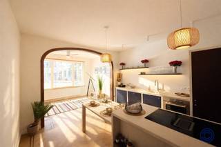 <p><span>Informatie appartement</span></p><p><span>Dek je in tegen de energiecrisis en koop dit appartement met EPC A -label met eigen zonnepanelen!</span></p><p><span>Dit is natuurlijk niet het enige dat telt, aangezien we het hier dan ook hebben over een 2 slaapkamer gelijkvloers appartement met groot terras, in een volledig vernieuwd Art-Deco pareltje uit 1936.  </span></p><p><span> </span></p><p><span>In de leefruimte merkt u direct verschillende authentieke elementen op van het statige gebouw zoals plafonds van 3m(!) hoog, prachtige met  hout afgewerkte deuren, gerestaureerde visgraat vloeren. De uitgeruste, open keuken met groot eiland is een echte eyecatcher dankzij de afwerking in MORTEX en alle moderne toestellen, zoals een ingebouwde dampkap en een inductiekookplaat van wel 80 cm! </span></p><p><span>Via de nachthal hebt u toegang tot 2 ruime slaapkamers van 12m² en 16m², een pareltje van een badkamer, apart toilet en 2 bergingen, waarvan de grootste met aansluiting voor een wasmachine/droogkast. Beide slaapkamers geven uit op de patio. Deze patio is maar liefst 18m² groot, perfect voor gezellige aperitiefjes! Verder beschikt het appartement over een ruime, droge kelderberging van wel 20 m2 inbegrepen in de prijs. De maandelijkse kosten worden geschat op 20/maand. Geen lift, videofoon aanwezig. Privatieve meters voor elektriciteit gas, en water. Alles conform afgewerkt en volgende de meest hedendaagse normen en eisen.</span></p><p><span> </span></p><p><span>Indeling</span></p><ul><li><span>Gezellige leefruimte met een plafondhoogte van maar liefst 3m en authentieke elementen waaronder een prachtig gerestaureerde visgraat vloer. Via de grote raampartij heb je een knap zicht op de groene, autoluwe Osystraat. </span></li><li><span>De unieke keuken met groot kookeiland, afgewerkt in mortex en donker hout, is een echte eyecatcher! Het kookeiland biedt veel opbergruimte en een ontbijttoog waar je vlot 4 mensen klant laten tafelen. Verder is de keuken voorzien van kwalitatieve toestellen waaronder een inductie kookvuur met ingebouwd afzuigsysteem, grote ijskast met aparte vriezer, vaatwasser en grote oven.</span></li><li><span>Ruime inkomhal met berging.</span></li><li><span>Aparte WC.</span></li><li><span>Royale hoofd slaapkamer van maar liefst 16m², voorzien van een opgeschuurde planchévloer.</span></li><li><span>Praktisch ingedeelde badkamer, voorzien van een stijlvol houten badkamermeubel en inloop- regendouche.</span></li><li><span>Slaapkamer 2 ca. 12m² gelegen achter aan het appartement, voorzien van een opgeschuurde planchévloer.</span></li><li><span>Gezellig terras ca. 18m²!</span></li><li><span>Berging met voorzieningen voor een wasmachine een droogkast.</span></li></ul><p><span> </span></p><p><span>Renovatiewerken</span></p><ul><li><span>Zijgevel isolatie met 12cm EPS.</span></li><li><span>Geluiddempende isolatie in het plafond.</span></li><li><span>Kelderisolatie met 12cm PUR.</span></li><li><span>Voorgevel herstellen en reinigen.</span></li><li><span>Nieuw geplaatst buitenschrijnwerk in PVC dubbel HR-glas.</span></li><li><span>Nieuwe elektrische en sanitaire installaties.</span></li><li><span>Nieuw geplaatste badkamer en keuken.</span></li></ul><p><span> </span></p><p><span>Extra's</span></p><ul><li><span>Privatieve kelderberging is inbegrepen in de aankoopprijs.</span></li><li><span>Het appartement is voorzien van 4 zonnepanelen, dewelke een vermogen van 1.425 kWh/jaar opleveren.</span></li><li><span>De huidige verlichting is niet inbegrepen in de verkoopprijs.</span></li></ul><p><span> </span></p><p><span>Algemene informatie</span></p><ul><li><span>Privatieve meter voor elektriciteit, gas en water.</span></li><li><span>Algemene kosten: nog niet vastgesteld.</span></li></ul><ul><li><span>De koper draagt bij in de kosten van de basisakte, €850 incl. btw.</span></li></ul><p><span> </span></p><ul><li><span>EPC: A label!</span></li><li><span>Asbestattest: Asbestveilig!</span></li><li><span>Elektrische keuring: conform AREI!</span></li></ul><p><span> </span></p><p><span>Gebouw</span></p><ul><li><span>Appartementsgebouw bestaande uit een kelder, een gelijkvloers en 3 verdiepingen met telkens een volledig gerenoveerd 2-slpk appartement.</span></li><li><span>Geen lift aanwezig.</span></li><li><span>Videofoon aanwezig.</span></li></ul><p><span> </span></p><p><span>Ligging</span></p><ul><li><span>Centrale ligging in Antwerpen nabij het Centraal-Station.</span></li><li><span>De Rotterdamstraat is een fietsstraat!</span></li><li><span>Velostation aan de overkant van de straat.</span></li><li><span>Verschillende gezellige bars en restaurants in de directe omgeving.</span></li><li><span>MOBISCORE: 9,5/10!</span></li></ul><p><span> </span></p><p><span>* De informatie in deze prospect is ter informatieve titel: de kandidaat-kopers moeten hun eigen zaak maken van het verkrijgen, controleren en interpreteren van deze informatie.</span></p><p><span> </span></p>