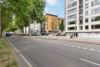 This spacious duplex apartment of 145 m² is located in a well-maintained building on the prestigious Britselei. Thanks to its residential location, you can enjoy a peaceful living environment in the middle of the city. The apartment has three bedrooms, a sunny terrace of over 20 m², and a private parking space on the ground floor.<br /><br />Situated on the prestigious Britselei, this apartment combines the best of both worlds: a central location within walking distance of shops, public transport, and restaurants, with a quiet, residential atmosphere. Additionally, it is located close to the vibrant Mechelsplein and the luxurious Botanic Sanctuary hotel. A neighborhood with real character!<br /><br />The duplex apartment is located on the fourth and fifth floors of a well-maintained building with a lift (built in 1994). With a living area of 145 m², this is an ideal home for those seeking comfort, space, and an outdoor feel in the city.<br /><br />The lift takes you directly to the entrance hall on the fourth floor. There, you enter a spacious hall that leads to the open living space, a fitted kitchen with creative accents, a guest toilet, a shower room, and an additional room currently used as a storage space. Upstairs, there are two full bedrooms — one of which is at the quiet rear side — a bathroom, a technical storage room, and a spacious terrace with views over the city. The use of parquet and natural stone provides a warm finish.<br /><br />The apartment is energy-efficient (EPC B - 167 kWh/m²), equipped with convenient built-in custom closets, and is located in a building with a lift. The parking space on the ground floor completes the picture.<br /><br />Advantages at a glance:<br />• 145 m² living area<br />• 3 bedrooms, flexible in layout<br />• Large sunny terrace of 20 m² with city views<br />• Kitchen with smart layout and creative accents<br />• Parquet and natural stone for a high-quality finish<br />• Energy-efficient: EPC label B (167 kWh/m²)<br />• Quiet, residential location in the city center<br />• Private parking space available for purchase for €15,000<br />• Well-maintained building with a lift (built in 1994)<br />• Within walking distance of Mechelsplein and Botanic Sanctuary<br /><br />This duplex apartment combines an excellent location with a smart layout, comfort, and a beautiful terrace. An ideal city home for those seeking space and tranquility in the heart of Antwerp.