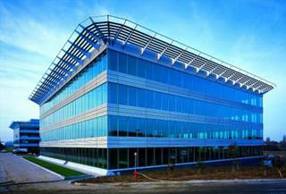 Ce complexe de bureaux, situé au milieu de la verdure, avec une belle vue et beaucoup de lumière naturelle, se compose de quatre bâtiments distincts, reliés par le parking souterrain. Look moderne, chaque plate-forme se compose d'un noyau central d'ascenseurs et une sanitaire, entouré par les bureaux. <br /><br />Le bâtiment offre également diverses installations telles qu'un restaurant et des services de restauration, un parking pour voitures et vélos, une piste de course, une salle de sport et des cours de spinning, une aire de déjeuner en plein air, des salles de réunion à louer, des douches et des vestiaires, un carwash, une blanchisserie, des bornes de recharge pour voitures, etc. <br /><br />• Des places de parking sont disponibles (1200 €/place/an)<br />• Taxes et charges sur demande<br />• L'espace d'archivage est disponible (60 €/m²/an)<br />• Surface: 1.293 m²