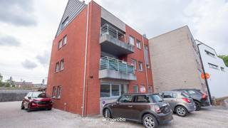 Lichtrijk appartement met inkom, toilet, 2 slaapkamers, badkamer (met ligbad en douche), ruime living, open keuken & berging. <br /><br />Ruim terras, waarvan er rechtstreekse toegang is tot de garage.<br />Centraal gelegen vlakbij het station van Waregem. <br /><br />Onmiddellijk beschikbaar. <br />Syndickosten: €50/maand.<br /><br />Voor meer info of een bezoek: lisa@immoroba.be