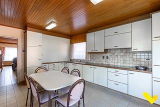 Rustig gelegen karaktervolle woning.We betreden deze karaktervolle woning via de inkomhal die toegang biedt aan de rechterzijde naar de bureau (of...