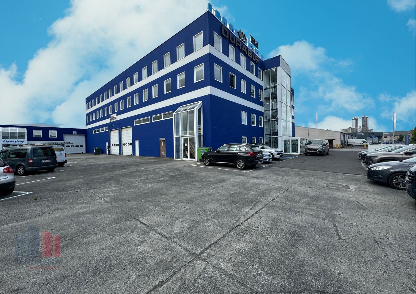 Move-in ready offices of 398 m² along E40 - photo 1