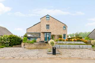 Deze vrijstaande villa is gelegen op een toplocatie aan een doodlopende straat in Nieuwerkerken op een prachtig perceel van 9are 31ca.De woning wordt...