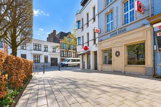 Zoekt u een projectgrond in het hartje van Eeklo op een topligging tegenover de markt?
 
In het hart van de bruisende winkelstraat van Eeklo, net voorbij de Markt, op het gezellige Ledeganckplein, wacht deze interessante projectgrond op een ontwikkelaar.

Dit pand ligt in rechte lijn nabij de Markt van Eeklo, waar de wekelijkse markt plaats vindt.
 
Plan een bezoek en ontdek de mogelijkheden! Bel ons via het nummer 09 336 16 15 of mail ons via info@vastgoedunicum.be.
Wij helpen u graag verder!