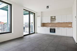 Dit prachtig en lichtrijk nieuwbouwappartement is ideaal gelegen aan de Plantin en Moretuslei, op wandelafstand van de gezellige cafés en restaurants van Zurenborg. Dankzij de centrale ligging bereikt u vlot het stadscentrum, de Meir, openbaar vervoer en de belangrijkste invalswegen en autostrades.<br /><br />U betreedt het appartement via de inkomhal. Verder beschikt het appartement over een volledig uitgeruste open keuken en een ruime leefruimte met veel natuurlijke lichtinval. De keuken is voorzien van een koelkast met diepvries, inductiekookplaat, dampkap, spoelbak, vaatwasser en oven.<br /><br />Aansluitend aan de leefruimte bevindt zich een gezellig overdekt terras van maar liefst 9 m² met uitzicht op de gemeenschappelijke tuin.<br /><br />Daarnaast beschikt het appartement over een apart gastentoilet, een praktische berging met aansluiting voor een wasmachine en droogkast, twee slaapkamers van respectievelijk 16,5m² en 11m², en een volledig uitgeruste badkamer met ligbad en douchefunctie, lavabo en een elektrische handdoekdroger.<br /><br />Troeven:<br />+ Recent nieuwbouwappartement<br />+ 2 ruime slaapkamers<br />+ Gezellig overdekt terras<br />+ Op wandelafstand van Zurenborg<br />+ Centrale ligging nabij winkels, openbaar vervoer en invalswegen<br />+ Optionele staanplaats te huur (€125/maand)<br /><br />Heeft u interesse in dit appartement? Stel u dan kandidaat op onze website, via de groene knop "Ik ben kandidaat".