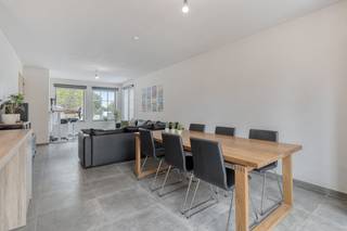 Deze recente, halfopen woning is gelegen in het pittoreske Rozebeke, deelgemeente van Zwalm. Dit huis telt 4 ruime slaapkamers en geniet van...