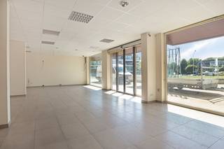 Looking for a strategically located commercial property? This spacious ground floor with a total area of 190 m² has a top commercial location on the Esplanade, near the tram track. This building (built in 1996) combines a constant flow of passers-by with a dense residential neighborhood, providing built-in and immediate customer potential.<br /><br />Commercial space & storage (190 m²)<br />The sun-facing building has a large, bright retail space. Due to its spacious layout and the presence of large storage spaces, the building is perfect for:<br /><br />Retail, retail or supermarket (historic function)<br />Hospitality or specialty stores<br />Office space or practice for a liberal profession<br /><br />Real estate investment with potential (Built in 1996)<br />This unique property also offers opportunities for those who want to invest in. <br />The location is known as a well-running former supermarket and (subject to urban planning permission) is also suitable for the conversion into residential apartments. There is also an option to purchase 2 outdoor parking spaces.<br /><br />Plan your visit to this versatile property for sale and discover the potential of this 190 m² on site.<br /><br />Register of measures: pending