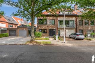 <p><strong>Ruime en gerenoveerde gezinswoning (± 220 m²) met 3 slaapkamers, polyvalente ruimte en garage<br /><br /></strong>In een rustige en kindvriendelijke woonwijk te Edegem bevindt zich deze ruime halfopen bebouwing, die rond 2017 grondig werd gerenoveerd. De combinatie van een hedendaagse afwerking, grote raampartijen en een verrassend ruime indeling zorgt voor een aangename en lichtrijke woonomgeving.<br /><br />Met een bewoonbare oppervlakte van ± 220 m², 3 slaapkamers, een garage, polyvalente ruimte en een nog volledig in te richten zolderverdieping biedt deze woning heel wat mogelijkheden voor gezinnen, thuiswerkers of vrije beroepen.<br /><br /><strong>Troeven:<br /></strong>- ± 220 m² bewoonbare oppervlakte ; 304 m² perceeloppervlakte<br />- Grondig gerenoveerd rond 2017<br />- EPC C<br />- Asbestvrij<br />- 12 zonnepanelen<br />- 3 slaapkamers<br />- Ruime en lichtrijke leefruimte<br />- Open keuken<br />- Polyvalente ruimte / praktijkruimte<br />- Grote uitbreidbare zolder met vaste trap<br />- Aparte garage<br />- Oprit voor 2 wagens<br />- Elektrische rolluiken<br />- Gezellige tuin<br />- Interessant voor vrije beroepen of thuiswerk<br />- Rustige en kindvriendelijke ligging<br /><br /><strong>Ligging:<br /></strong>Gelegen in een rustige woonomgeving te Edegem, met een vlotte verbinding naar Antwerpen en Brussel. Scholen, winkels, openbaar vervoer en recreatie in de onmiddellijke omgeving maken dit de ideale gezinswoning.<br /><br /><strong>Indeling:<br /></strong><span>Gelijkvloerse verdieping (± 100 m²)<br /></span>Via de inkomhal met gastentoilet komt u in de bijzonder ruime leefruimte met open keuken. De gepolierde betonvloer, grote raampartijen en het rechtstreekse contact met de tuin geven deze verdieping een eigentijdse en open uitstraling.<br /><br />Aansluitend bevindt zich een ruime polyvalente kamer die voorheen werd gebruikt als kapsalon. Deze ruimte leent zich uitstekend als praktijk- of kantoorruimte, hobbykamer of extra leefruimte en maakt de woning bijzonder interessant voor wie wonen en werken wil combineren.<br /><br />Verder beschikt de woning over een aparte garage.<br /><br /><span>Eerste verdieping (± 54 m²)<br /></span>De nachthal geeft toegang tot <strong>drie slaapkamers</strong>, waarvan één momenteel is ingericht als dressing. De kamers bieden mooie afmetingen en zijn afgewerkt met een aangename parketvloer. De huidige dressing kan zonder ingrijpende aanpassingen opnieuw als volwaardige slaapkamer worden ingericht.<br /><br />Verder bevindt zich op deze verdieping de badkamer met ligbad en douche.<br /><br /><span>Tweede verdieping (± 54 m²)<br /></span>Via een vaste trap bereikt u de zolderverdieping. Deze is momenteel nog volledig naar eigen smaak in te richten en biedt interessante uitbreidingsmogelijkheden (extra slaapkamers en of badkamers).<br /><br /><strong>Buitenruimte:<br /></strong>Ook buiten is het aangenaam vertoeven in de gezellige tuin. Aan de voorzijde beschikt de woning bovendien over een oprit met plaats voor twee wagens.<br /><br /><strong>Interesse?<br /></strong>Plan dan zo spoedig mogelijk een bezoek in op één van onze kijkmomenten!</p>