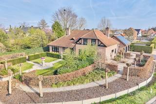 Luxueuze villa met ruime indeling op toplocatie in Pelt<br /><br />In een rustige en gegeerde straat in Pelt (3900) bevindt zich deze prachtig afgewerkte villa op een royaal perceel van 1.150 m². Met een bewoonbare oppervlakte van maar liefst 216 m² biedt deze woning een uitzonderlijk gevoel van ruimte, comfort en flexibiliteit.<br /><br />De woning beschikt over vier volwaardige slaapkamers en een aparte bureauruimte. Deze bureau kan perfect ingericht worden als extra slaapkamer, waardoor gelijkvloers wonen volledig mogelijk is. Op het gelijkvloers bevinden zich momenteel twee (slaap)kamers en een badkamer, ideaal voor wie levenslang wil wonen of een praktijkruimte wenst te combineren met wonen.<br /><br />De bovenverdieping omvat 4 ruime slaapkamers en een dressing waar eventueel nog een extra kamer van gemaakt kan worden. een ruime 2de badkamer is boven ook aanwezig , wat deze woning uitermate geschikt maakt voor grotere gezinnen.<br />De villa is luxueus afgewerkt met oog voor detail en kwalitatieve materialen ( smeg toestellen in de keuken ) .<br />Grote raampartijen zorgen voor veel natuurlijke lichtinval en versterken het open en ruimtelijk gevoel in de woning.<br /><br />Kortom, deze instapklare woning combineert rust, ruimte en luxe op een uitstekende locatie.<br /><br />Troeven:<br />Perceel van 1.150 m²<br />Bewoonbare oppervlakte van 216 m²<br />5 slaapkamers + bureau + dressing  (mogelijkheid tot 7 slaapkamers)<br />2 badkamers<br />Gelijkvloers wonen mogelijk<br />Luxueuze afwerking<br />Rustige ligging<br /><br />Interesse in deze unieke woning? Neem vandaag nog contact op voor een bezoek!