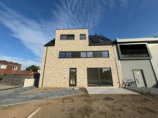 Description longue<br /><br />Cet appartement prêt à emménager bénéficie d'un excellent emplacement à Alken, au centre de Hasselt et de Saint-Trond. L'emplacement est idéal pour ceux qui souhaitent vivre dans le calme et le confort tout en bénéficiant d'une connexion fluide avec les villes et municipalités environnantes.<br /><br />L'appartement dispose d'un aménagement pratique, de beaucoup d'intimité et d'une place de parking privée. Grâce à la présence de panneaux solaires pour la consommation privée, c'est également un choix intéressant pour ceux qui souhaitent vivre de manière économe en énergie.<br /><br />Étage +2 : <br />- Hall d'entrée<br />- Espace de vie lumineux<br />- Cuisine entièrement équipée<br />- 2 chambres<br />- Salle de bain avec douche<br />- Toilettes séparées<br /><br />Étage 0 : <br />- Espace de stationnement<br /><br />Les avantages de cet appartement :<br />- Emplacement central entre Hasselt et Saint-Trond<br />- Prêt à emménager<br />- Beaucoup d'intimité<br />- Panneaux solaires pour la consommation privée<br />- Les écoles primaires de la région<br />- Transports en commun à proximité<br />- Accès facile aux commerces et aux équipements quotidiens<br /><br />Si vous recherchez un appartement à louer à Alken, vous trouverez ici une maison confortable et bien située. Depuis Alken, vous pouvez facilement rejoindre Hasselt et Saint-Trond, ce qui rend l'appartement également intéressant pour les navetteurs.<br /><br />L'emplacement à Alken offre également une combinaison agréable de calme et d'accessibilité. Les écoles, les transports en commun et divers équipements sont situés dans le quartier, tout en bénéficiant d'un cadre de vie calme.<br /><br />Pour ceux qui souhaitent louer une propriété à Alken, cet appartement est une opportunité intéressante. Grâce à son aménagement pratique, à sa place de parking privée, à ses panneaux solaires et à son emplacement idéal, l'appartement convient à ceux qui recherchent un logement locatif prêt à emménager dans la région.<br /><br />Le moyen le plus rapide pour visiter cet appartement ? Demandez votre visite via le bouton rouge de notre site Web (www.dewaele.com). Les rendez-vous ne peuvent pas être pris par téléphone.<br /><br />Si vous avez d'autres questions, vous pouvez nous contacter par téléphone au 011 30 50 50.<br />