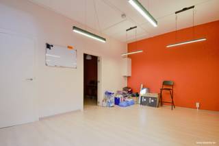 Kantoorruimte van 54m² met kitchenette en berging. Toilet.Troeven?+ Goede commerciële ligging nabij centrum;+ Diverse mogelijkheden;+ Onmiddellijk...