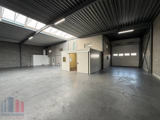 Uitstekend gelegen<strong> </strong>gerenoveerd magazijn<strong> </strong>in combinatie met kantoren te huur, op slechts 400 meter van de Steenweg Deinze, met een directe aansluiting op de <strong>N60</strong>. Dit pand biedt een snelle en gemakkelijke toegang tot de <strong>E17</strong>, met de <strong>op- en afrit Deinze</strong> op slechts 5 km afstand.<br /><br />Het magazijn van 840 m² is voorzien van een automatische sectionale poort en beschikt over <strong>hoogwaardige voorzieningen</strong>, waaronder een lichtstraat, een vrije hoogte van 5,7 m, polybetonvloer en efficiënte verlichting. Door de recente renovatie resulteert het gebouw in een <strong>moderne en energie-efficiënte werkruimte</strong>, met geïsoleerde gevels & dak, en nieuw aluminium schrijnwerk.<br />Het gebouw beschikt ook over een <strong>recent gerenoveerde kantoorruimte</strong> van 210 m², verdeeld over het gelijkvloers en verdiep. De kantoren zijn uitgerust met alle nodige faciliteiten en bovendien is er een sociale ruimte en een kitchenette aanwezig, alsook <strong>vloerverwarming </strong>op de gelijkvloerse kantoren.<br /><br />Buiten biedt het pand een ruime manoeuvreerruimte voor de poort, evenals <strong>voldoende parkeerplaatsen</strong> voor personeel en bezoekers.<br /><strong>Onmiddellijk beschikbaar</strong>!<br /><br />Voor meer informatie, plannen of om een vrijblijvend plaatsbezoek te regelen, neem contact op met <strong>PANORAMA B2B</strong> via <strong>0477 02 09 02</strong>.