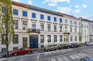 <p><span>Uniek en uitzonderlijk ruim herenhuis op toplocatie in Aalst met tal van mogelijkheden! </span></p><p><span> </span></p><p><span>Dit indrukwekkende en uitzonderlijk ruime herenhuis met een bruikbare oppervlakte van maar liefst 736 m² biedt een zeldzame combinatie van karakter, volume en commerciële mogelijkheden op een absolute topligging in het centrum van Aalst. Het pand deed vroeger dienst als hotel en werd recent gebruikt als kledingzaak, wat meteen de veelzijdigheid en het potentieel van deze eigendom onderstreept.</span></p><p><span> </span></p><p><span>Op het gelijkvloers bevindt zich een stijlvolle en representatieve ruimte met prachtige parketvloeren, ideaal voor kantoren, winkelruimte, een vrij beroep of een creatieve invulling zoals een galerij of showroom. Via de authentieke inkompoort bereikt u de ruime en aangename binnentuin, die bovendien plaats biedt voor meerdere parkeerplaatsen — een bijzonder waardevolle troef in het stadscentrum. Verder beschikt het gebouw over 10tal kamers met eigen badkamer, waardoor tal van herbestemmingen mogelijk zijn, zoals een royaal woonproject, een combinatie van wonen en werken of een commerciële exploitatie.</span></p><p><span> </span></p><p><span>Daarnaast is het pand volledig onderkelderd en beschikt het over een prachtige stadstuin, wat het comfort en de functionaliteit nog extra versterkt. Kortom, dit karaktervolle herenhuis is een unieke opportuniteit voor wie op zoek is naar een statig en multifunctioneel pand met uitstraling op een centrale ligging in Aalst. </span></p><p><span> </span></p><p><span>Voor meer informatie en/of een bezoek, contacteert u Didier van Immo Zone op het nummer 0476/ 73. 17. 99.</span></p><p><span> </span></p>