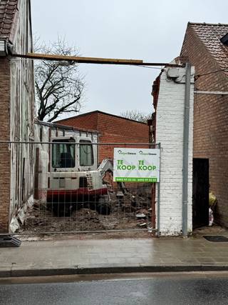 Gelegen op een grondoppervlakte van 299 m².Een unieke kans voor wie zelf de handen uit de mouwen wil steken of een eigen droomwoning wil bouwen!...