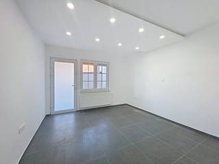 Appartement au rez-de-chaussée d'une habitation en copropriété entièrement rénovée selon les normes BEN et équipée de tout le confort moderne à Nieuport-ville, à proximité du Kaai (quai) et de la Grand Place.<br />Disposition: entrée, débarras, salle de séjour avec cuisine ouverte, terrasse, 2 chambres à coucher avec accès à la terrasse donnant sur la cour et une salle de bain avec toilette. Il y a un débarras commun situé sur la cour. Possibilité d'acheter un box de garage simple situé sur la cour commune.