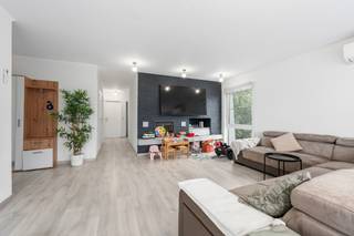 Op zoek naar een ruim, instapklaar appartement met 3 slaapkamers op een gunstige locatie? Dan is dit iets voor u! <br /><br />De 3 slaapkamers, de ideale ligging met vlotte verbinding naar het centrum, de N70 en de E17 en ook de privé-tuin en de garage vormen enkele van de sterke punten van dit pand. Vergeet zeker ook de goedgekeurde elektriciteit niet.<br /><br />Indeling:<br />Gelijkvloers: je kan hier gebruik maken van een leuke tuin en het appartement is uitgerust met een garage (17m²). <br />2d﻿eV: je betreedt het appartement zelf via de inkomhal die leidt naar de ruime, open en lichtrijke leefruimte (32m²) opgedeeld in leef- en zitruimte. In de woonkamer is een haard ingebouwd die het op koude winteravonden extra gezellig maakt. Aanpalend vinden we de half open keuken (6m²) voorzien van ijskast, diepvries en vaatwasser. Er bevindt zich ook een terras (7m²) vooraan. Verder heb je de 3 slaapkamers van 12m², 10m² en 7m² en de badkamer (7m²) uitgerust met inloopdouche, wastafel en hangtoilet. Uit de slaapkamers achteraan is er ook toegang tot een 2de terras. Verder beschikt het appartement over 2 bergingen, waarvan 1 de mogelijkheid geeft om wasmachine en droogkast te plaatsen en de andere ideaal is om etenswaren en voorraad te stockeren. <br /><br />Wordt dit appartement jouw nieuwe thuis of is dit appartement jouw ideale, nieuwe investering? Twijfel dan zeker niet om ons te contacteren!